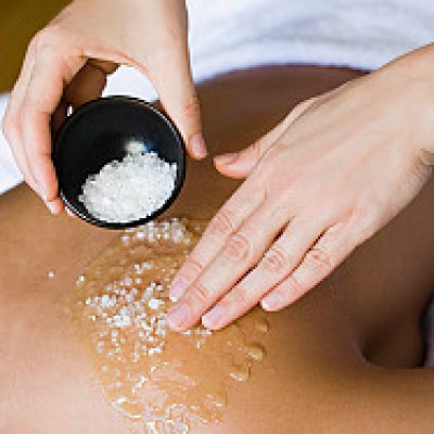 Peaufiner son bronzage, grâce au gommage