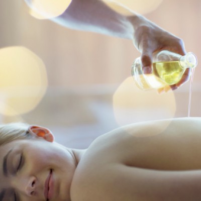 Le massage californien, l'instant New Age pour harmonie corps et esprit